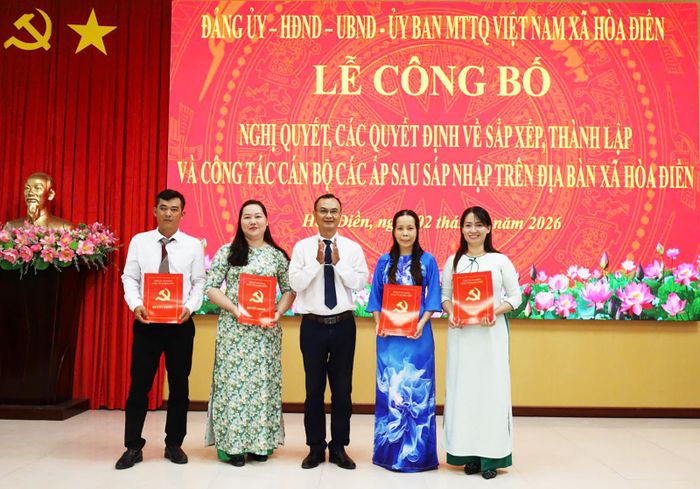 Chủ tịch Ủy ban MTTQ Việt Nam xã Hòa Điền Ngô Sện trao quyết định thành lập ban công tác Mặt trận các ấp sau sắp xếp, sáp nhập