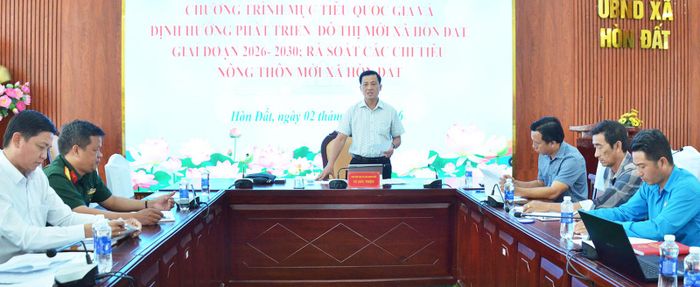 Phó Chủ tịch UBND xã Hòn Đất Vũ Đức Thiện triển khai nội dung tại hội nghị.