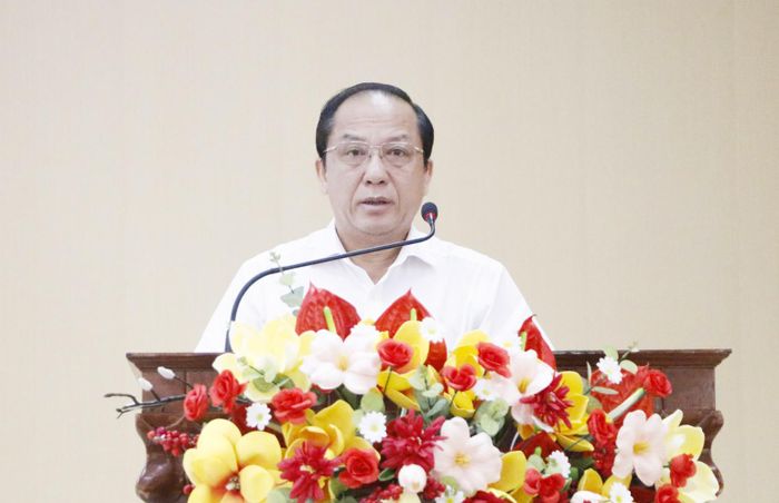 Bí thư Đảng ủy xã An Minh Nguyễn Đức Chín phát biểu gợi ý thảo luận tại hội nghị.
