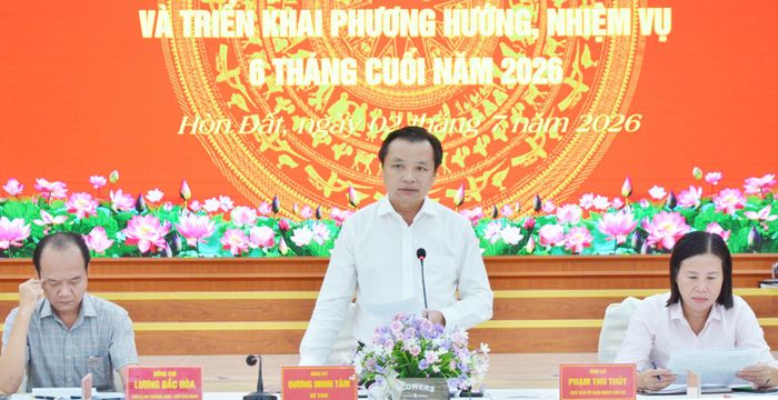 Bí thư Đảng ủy xã Hòn Đất Dương Minh Tâm phát biểu tại hội nghị.