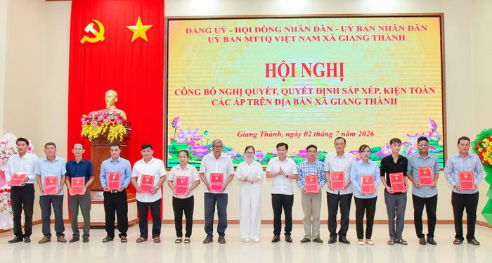 Thường trực UBND xã Giang Thành trao quyết định cho các trưởng ấp.