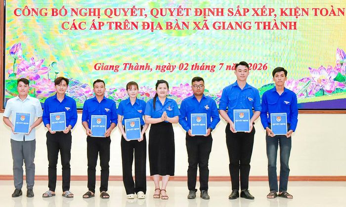 Phó Chủ tịch Ủy ban MTTQ Việt Nam xã, Bí thư Xã đoàn Giang Thành Nguyễn Thị Duyên (thứ tư, từ phải qua) trao quyết định cho các bí thư chi đoàn ấp sau sắp xếp, sáp nhập.