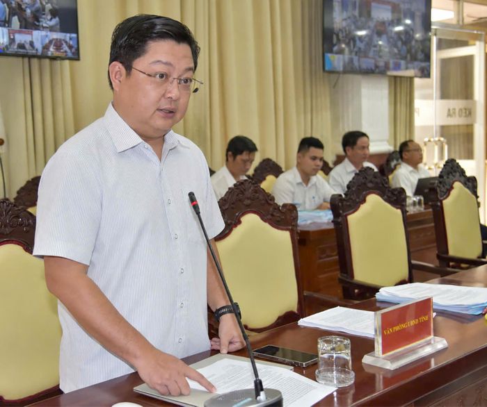 Phó Chánh Văn phòng UBND tỉnh An Giang Phan Duy Quang phát biểu tại cuộc họp.