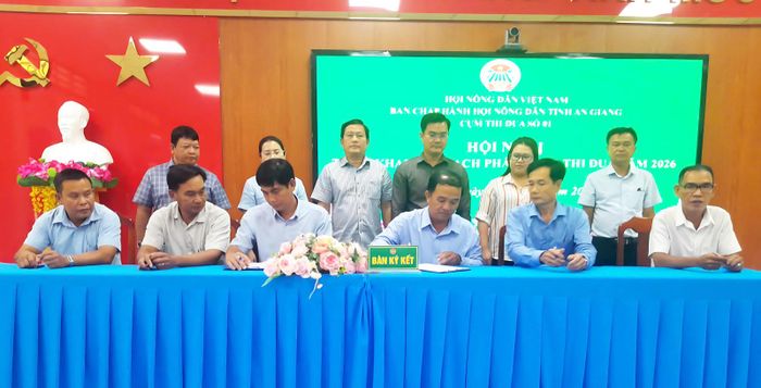 Hội Nông dân các xã, phường ký kết giao ước thi đua.