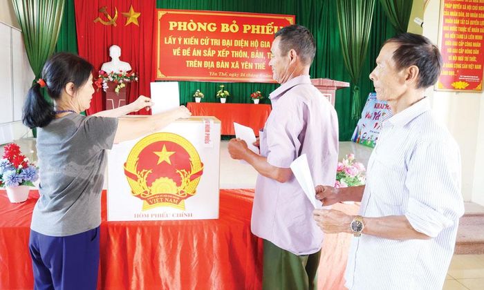  Cử tri đại diện hộ gia đình bỏ phiếu tham gia ý kiến về Đề án sắp xếp thôn trên địa bàn xã Yên Thế. 
