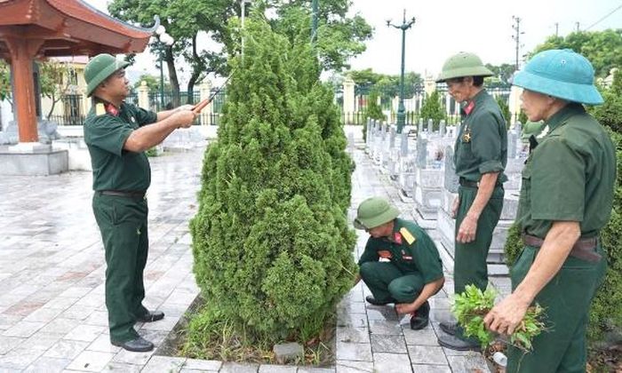 Hội viên Cựu chiến binh phường Tiền Phong tham gia làm đẹp khuôn viên nghĩa trang.