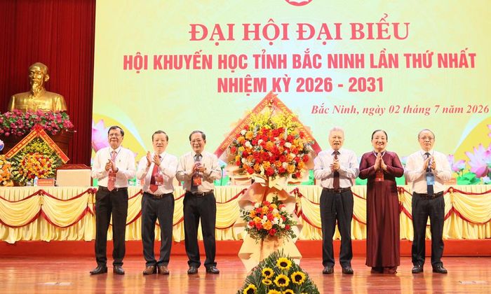 Lãnh đạo Trung ương Hội Khuyến học Việt Nam tặng hoa chúc mừng Đại hội.