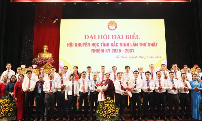 Các đồng chí lãnh đạo tỉnh cùng các đại biểu tặng hoa chúc mừng Ban Chấp hành Hội Khuyến học tỉnh Bắc Ninh khóa I, nhiệm kỳ 2026 - 2031.