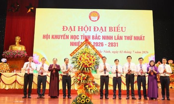 Đồng chí Lê Xuân Lợi và đồng chí Nguyễn Anh Tuấn cùng các đại biểu tặng hoa chúc mừng Đại hội.
