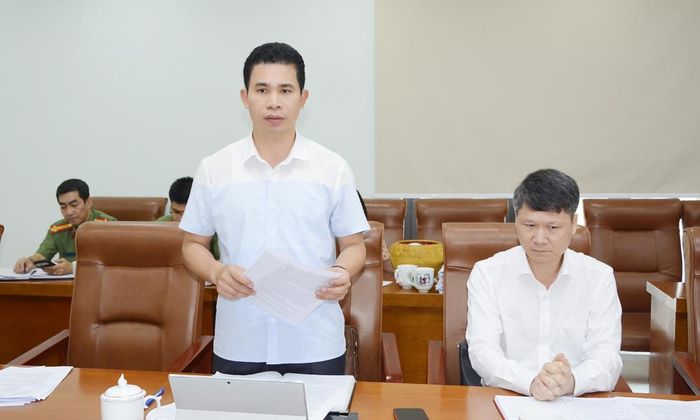 Thành viên Ban Pháp chế, HĐND tỉnh trao đổi một số nội dung tại buổi thẩm tra.