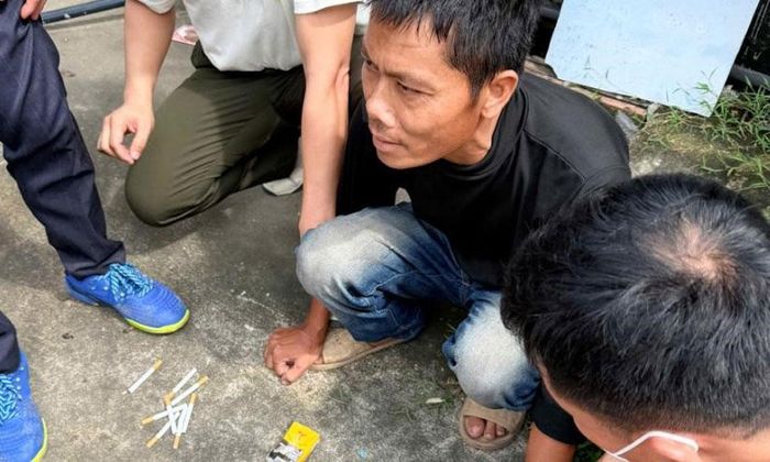 Đối tượng Nông Văn Điện (áo đen) cùng tang vật bị thu giữ.