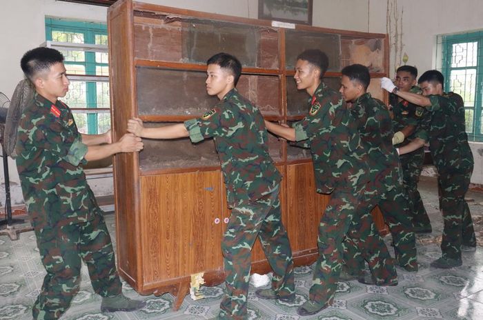  Học viên Trường Sỹ quan Chính trị hăng hái tham gia lao động, dọn dẹp vệ sinh tại Trung tâm Điều dưỡng thương binh Thuận Thành. 