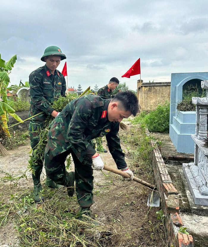  Học viên phát quang, làm sạch khu nghĩa trang thương binh. 