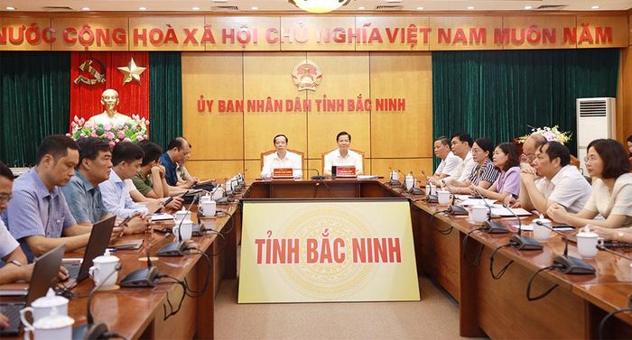  Đồng chí Nghiêm Xuân Hưởng và Lưu Đình Thực đồng chủ trì hội nghị sơ kết công tác tư pháp 6 tháng đầu năm tại điểm cầu tỉnh Bắc Ninh. 