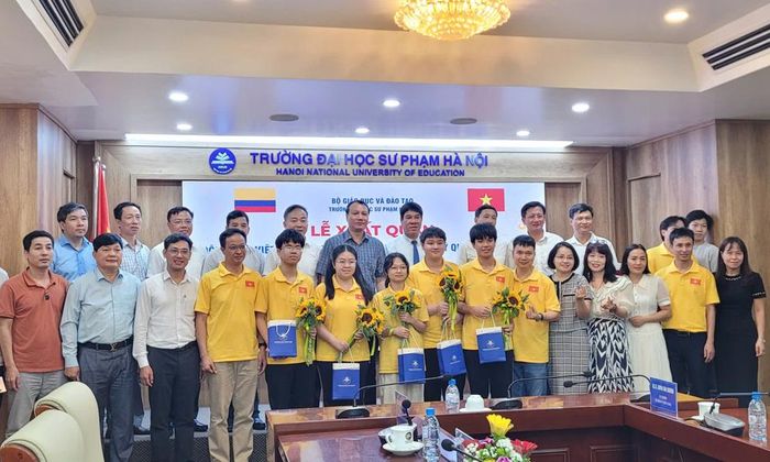  Đại diện Bộ Giáo dục và Đào tạo, Trường Đại học Sư phạm Hà Nội và các thầy, cô giáo chụp ảnh lưu niệm với đoàn IPhO Việt Nam 2026 tại Lễ xuất quân. 