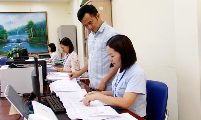 Cán bộ Phòng Kinh tế, hạ tầng và Đô thị phường rà soát, kiểm tra danh sách dữ liệu đất đai.