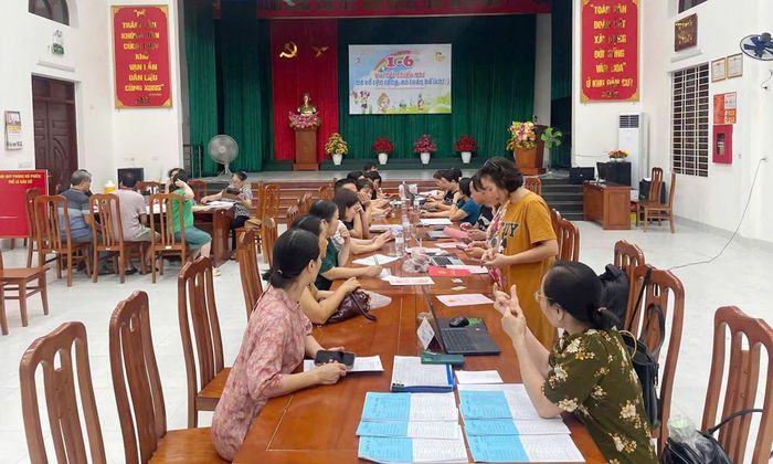 Các lực lượng hưởng ứng cao điểm 20 ngày, đêm làm sạch dữ liệu đất đai trên địa bàn phường Bắc Giang.