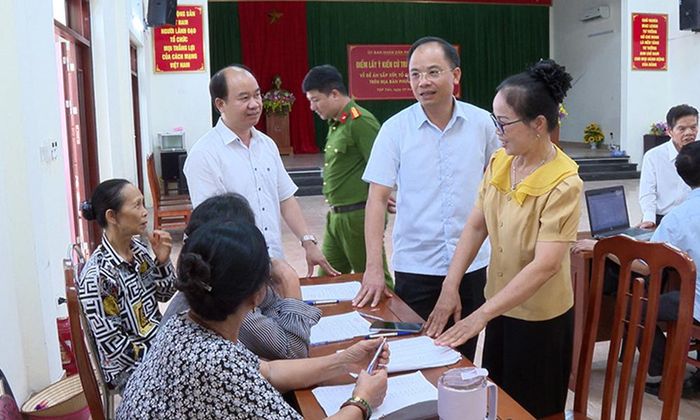 Đồng chí Đặng Đình Hoan kiểm tra công tác làm sạch dữ liệu đất đai tại các tổ dân phố.