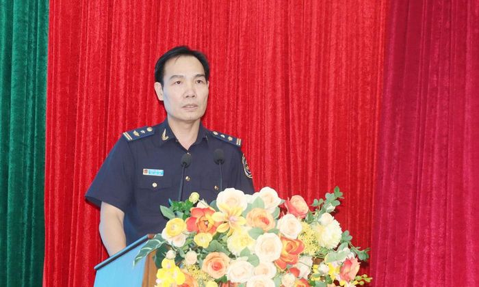 Cán bộ Chi cục Hải quan khu vực V tham luận tại hội nghị.