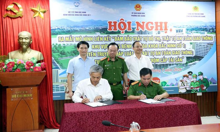  Đại diện Bệnh viện Đa khoa Bắc Ninh số 1 và Công an phường Bắc Giang ký Quy chế phối hợp. 