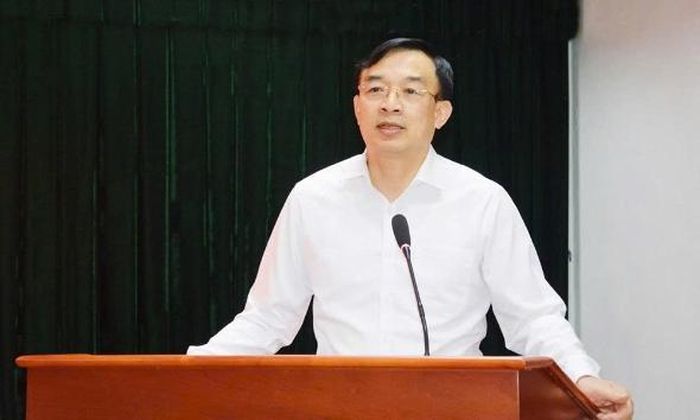 Đồng chí Nguyễn Đình Lợi quán triệt một số nội dung tại điểm cầu tỉnh.