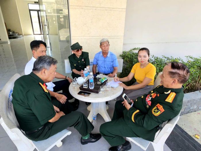 Các thành viên Ban Liên lạc Trung đoàn Pháo binh 575 kể về hành trình hơn 20 năm đi tìm đồng đội. Ảnh: HUY HOÀNG