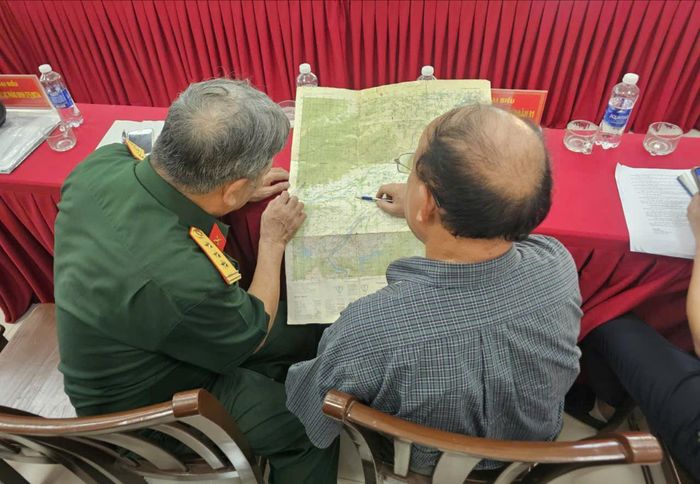 Những người lính năm xưa giờ là “nhân chứng sống”, tham gia cung cấp thông tin quý giá, hỗ trợ các lực lượng chức năng tìm kiếm hài cốt đồng đội. Ảnh: HUY HOÀNG