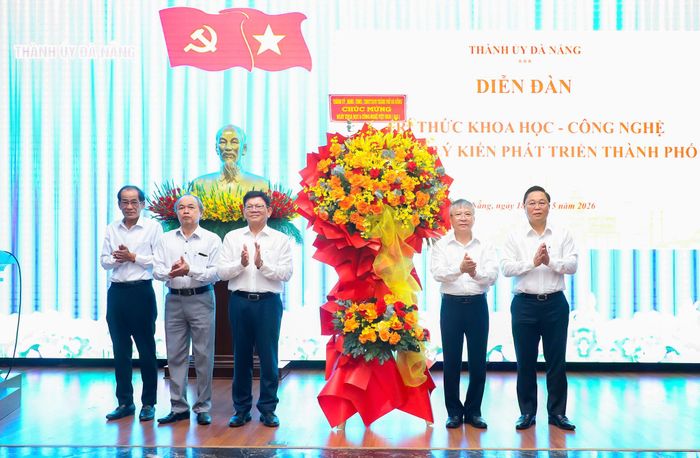 Thay mặt Thành ủy, HĐND, UBND, Ủy ban MTTQ Việt Nam thành phố, Phó Bí thư Thành ủy, Chủ tịch HĐND thành phố Nguyễn Đức Dũng (thứ 2, bên phải sang) và Chủ tịch Ủy ban MTTQ Việt Nam thành phố Lê Trí Thanh (ngoài cùng bên phải) tặng hoa chúc mừng Liên hiệp Các hội Khoa học và Kỹ thuật thành phố nhân kỷ niệm ngày Khoa học, Công nghệ và Đổi mới Sáng tạo Việt Nam (18/5).