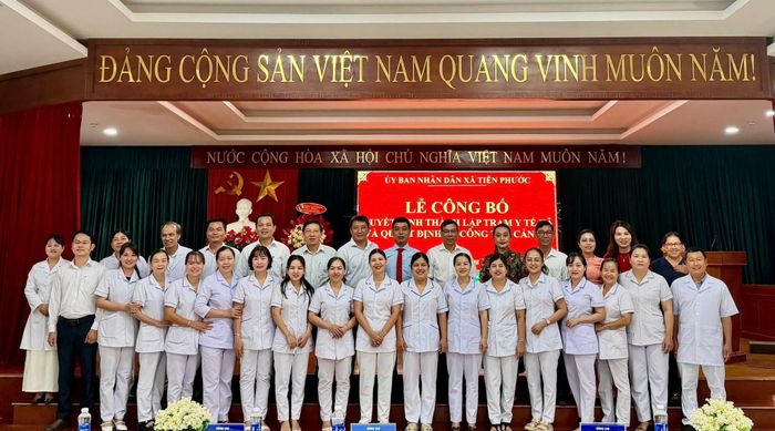 Đội ngũ y bác sĩ, nhân viên Trạm Y tế xã Tiên Phước. Ảnh: D.Lệ