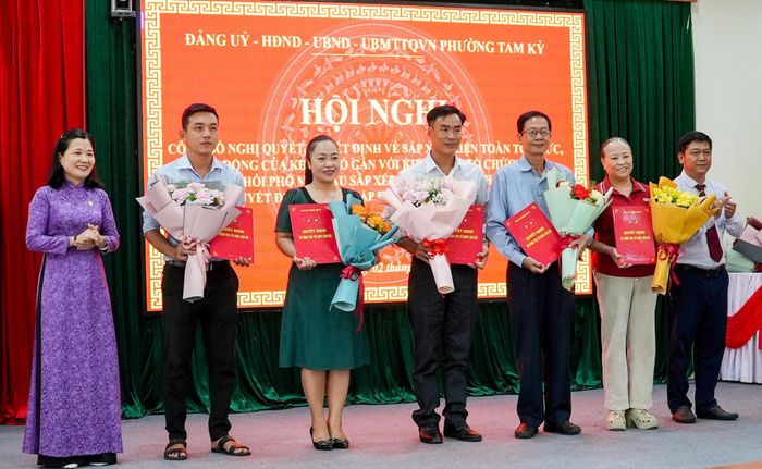 Lãnh đạo phường Tam Kỳ trao quyết định sắp xếp, tổ chức lại đối với 5 khối phố trên địa bàn. Ảnh: HỒ QUÂN