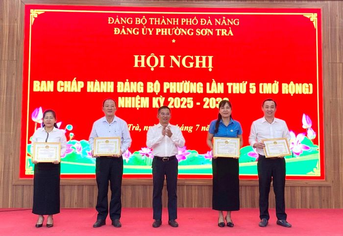 Phường Sơn Trà khen thưởng các tập thể, cá nhân có thành tích xuất sắc trong 1 năm thực hiện sắp xếp đơn vị hành chính và hoạt động của chính quyền địa phương 2 cấp. Ảnh: KHÁNH LINH