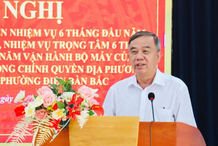 Phó Chủ tịch HĐND thành phố Trần Xuân Vinh phát biểu tại hội nghị. Ảnh: QUỐC TUẤN