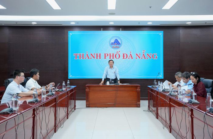 Phó Chủ tịch UBND thành phố Trần Nam Hưng chủ trì buổi làm việc. Ảnh: T.CÔNG