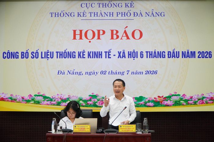 Trưởng Thống kê thành phố Đà Nẵng Trần Văn Vũ thông tin tại buổi họp báo. Ảnh: VINH ANH