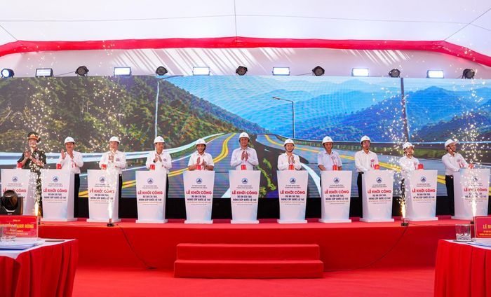 Nhiều dự án đầu tư xây dựng được khởi công trên địa bàn thành phố Đà Nẵng trong 6 tháng đầu năm 2026. Trong ảnh: Các đại biểu bấm nút khởi công Dự án cải tạo, nâng cấp quốc lộ 14D. Ảnh: T.CÔNG