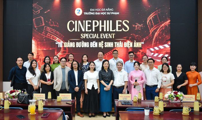 TS. Ngô Phương Lan, Chủ tịch Hiệp hội Xúc tiến phát triển Điện ảnh Việt Nam (giữa, hàng đầu) tham gia giao lưu, trao đổi kiến thức với các bạn sinh viên trong sự kiện "Từ giảng đường đến hệ sinh thái điện ảnh" trước thềm DANAFF IV. Ảnh: K.NGUYÊN