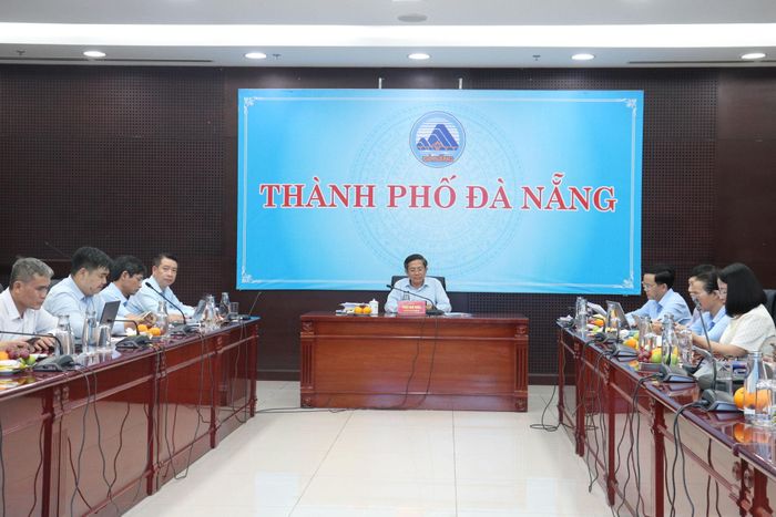 Phó Chủ tịch UBND thành phố Trần Nam Hưng chủ trì tại điểm cầu Đà Nẵng. Ảnh: KHÁNH NGÂN