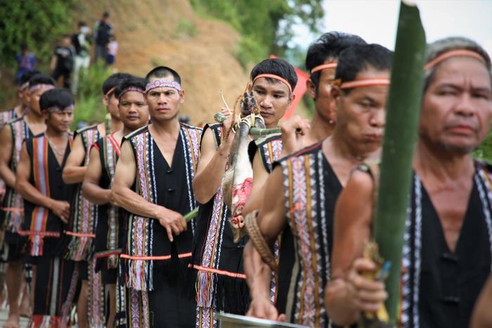 Sau lễ cúng thần, đoàn người trở về trong niềm vui khi Thần Núi đồng ý lời khấn. Ảnh: ALĂNG NGƯỚC