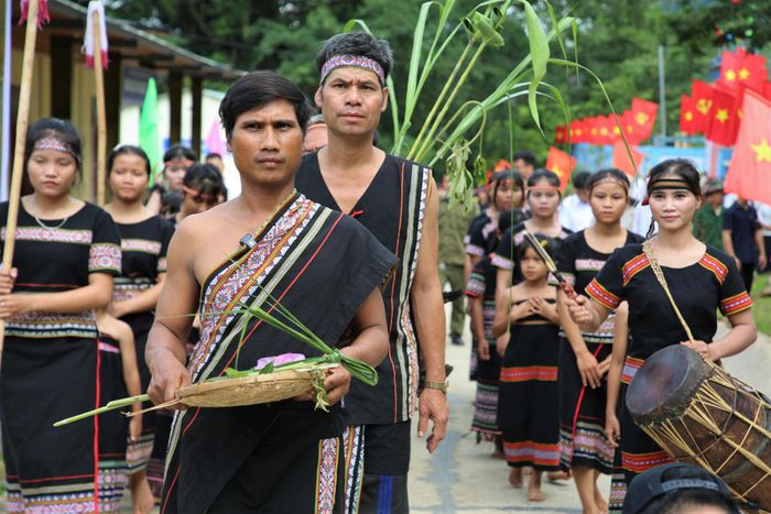 Cộng đồng Xơ Đăng mang theo lễ vật đến điểm hành lễ cúng Thần Núi. Ảnh: ALĂNG NGƯỚC
