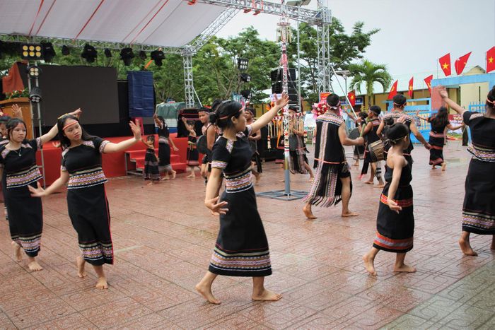 Kết thúc lễ cúng thần, cộng đồng Xơ Đăng vui múa trống chiêng, mở hội làng truyền thống. Ảnh: ALĂNG NGƯỚC