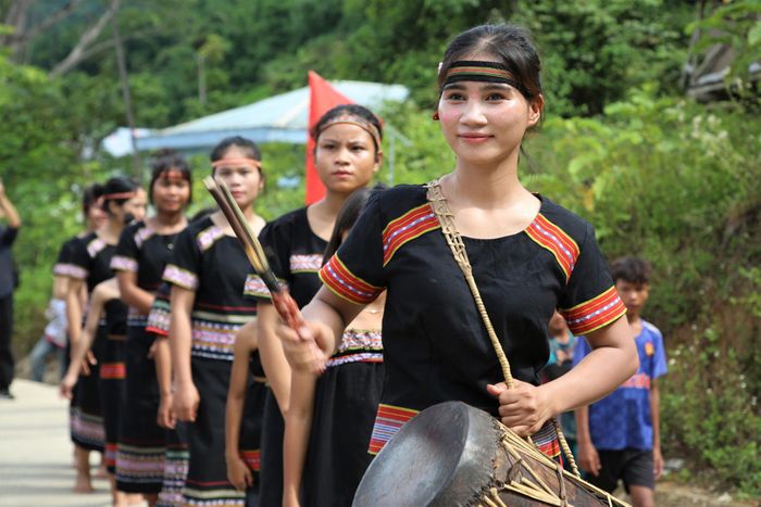Một thiếu nữ Xơ Đăng xinh đẹp được chọn thực hiện nghi thức đánh trống, dẫn đoàn phụ nữ đến hành lễ. Ảnh: ALĂNG NGƯỚC