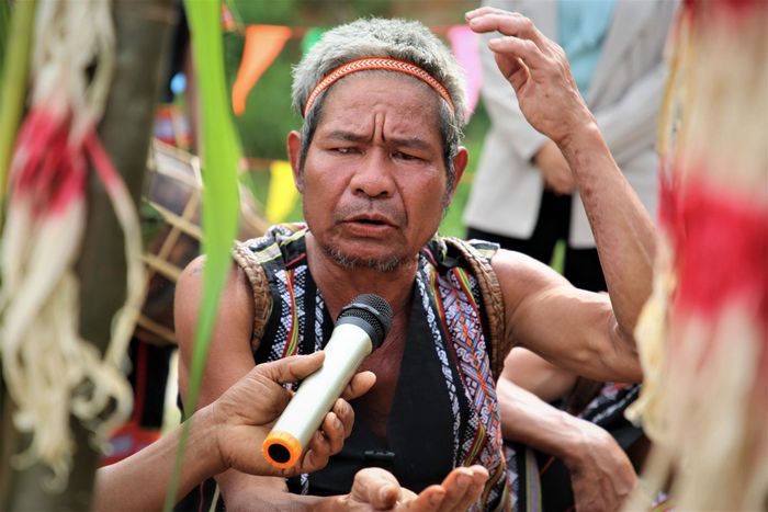 Già làng đọc bài khấn hàm nghĩa cầu mong thần linh che chở, phù hộ mùa màng bội thu, dân làng no ấm. Ảnh: ALĂNG NGƯỚC