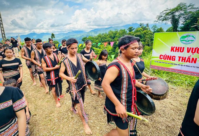 Tại khu vực cúng thần, cộng đồng Xơ Đăng đánh trống chiêng thể hiện lòng thành. Ảnh: ALĂNG NGƯỚC