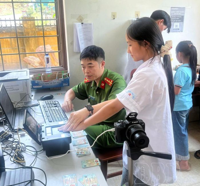 Công an xã Mường Chà thực hiện các thủ tục cấp tài khoản định danh điện tử VNeID cho công dân trên địa bàn.