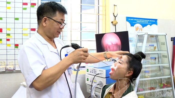 Bác sĩ Trung tâm Y tế Tuần Giáo tổ chức khám bệnh miễn phí cho người dân xã Quài Tở.