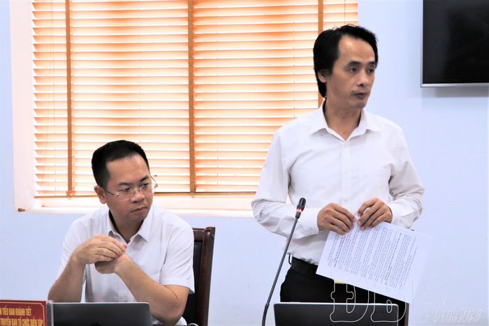 Lãnh đạo Báo và phát thanh, truyền hình Điện Biên phát biểu tại cuộc họp.