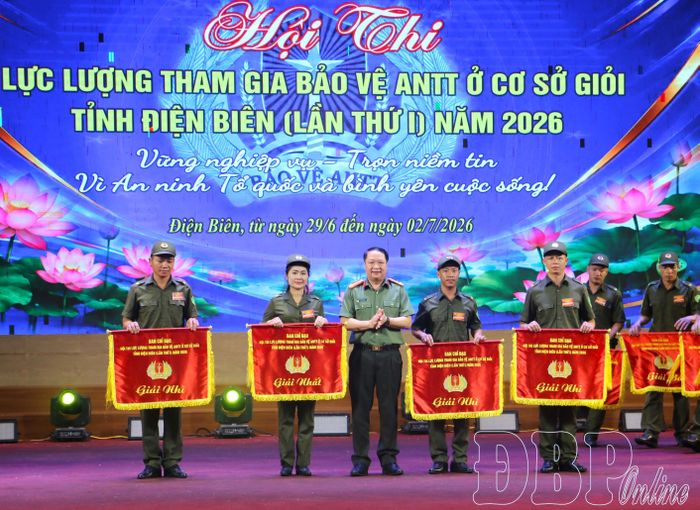 Đại diện Ban Tổ chức trao giải cho các đội đoạt giải Nhất, Nhì tại Hội thi.