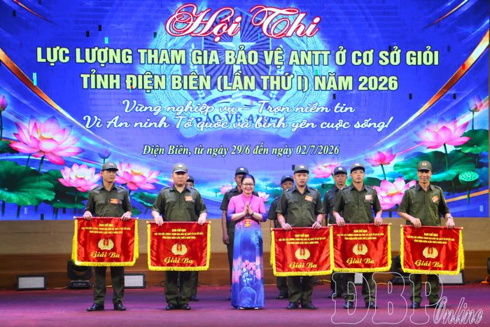 Đại diện Ban Tổ chức trao giải cho các đội đoạt giải Ba tại Hội thi.