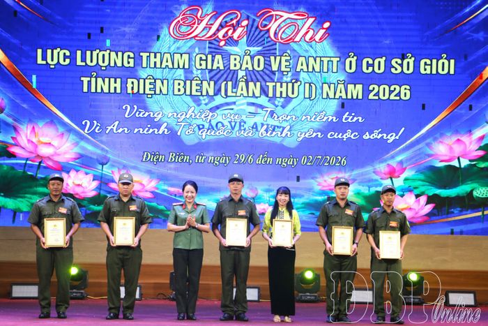 Đại diện Ban Tổ chức trao giải cho các đội đoạt giải chuyên đề.