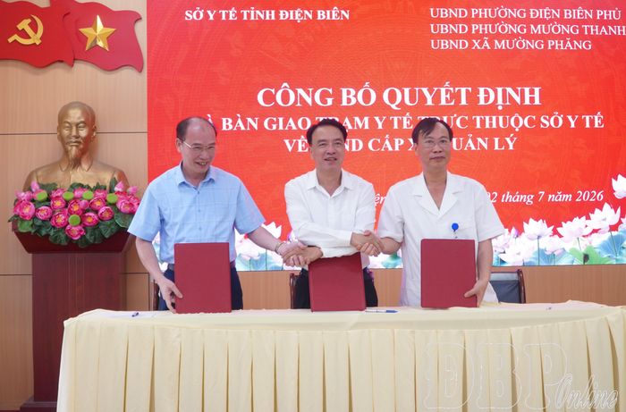 Đại diện lãnh đạo Sở Y tế và xã Mường Phăng ký kết biên bản bàn giao các trạm y tế trực thuộc Sở Y tế về UBND cấp xã quản lý.
